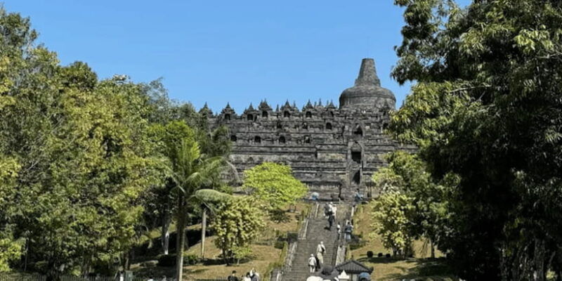 prambanan-tour-borobudur-climb-with-tickets