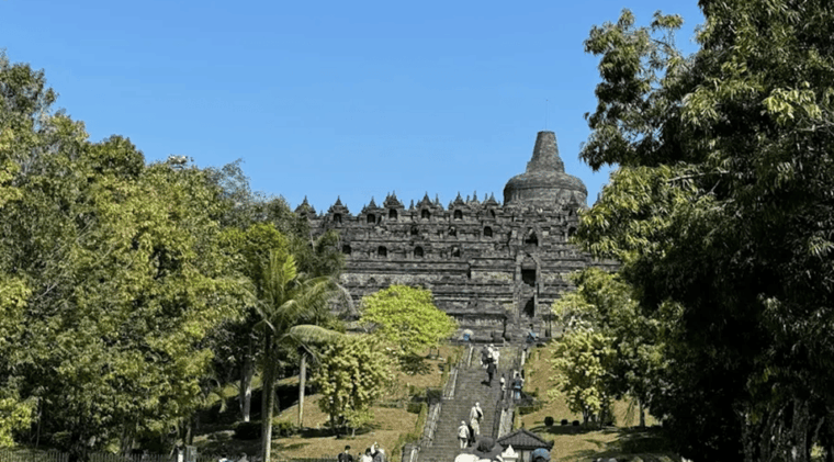 prambanan-tour-borobudur-climb-with-tickets
