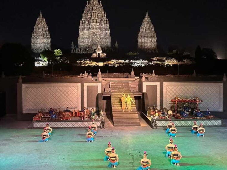 prambanan-watching-ramayana-ballet-performance-with-dinner-2