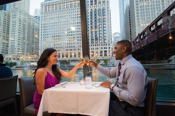 premier-chicago-river-fireworks-dinner-cruise