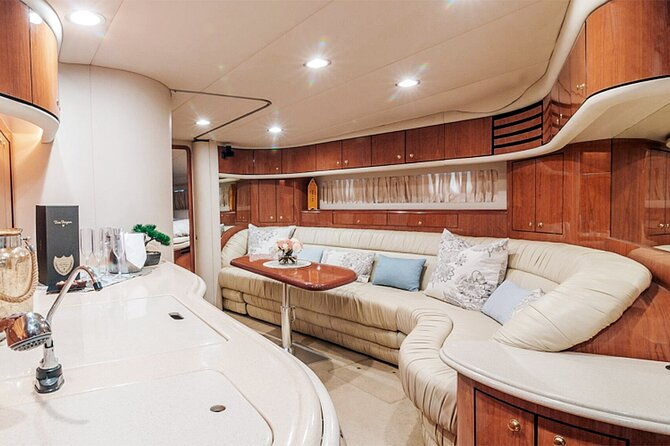 premium-miami-yacht-tour-experience-captain-champagne-party