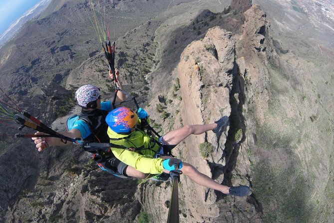 premium-paragliding-in-tenerife-with-the-best-staff-of-pilots-emotion-and-safety