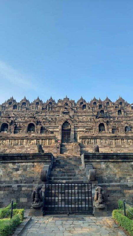 previlege-borobudur-structure-climb-up-by-onim
