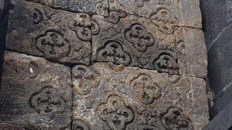 previlege-borobudur-structure-climb-up-by-onim