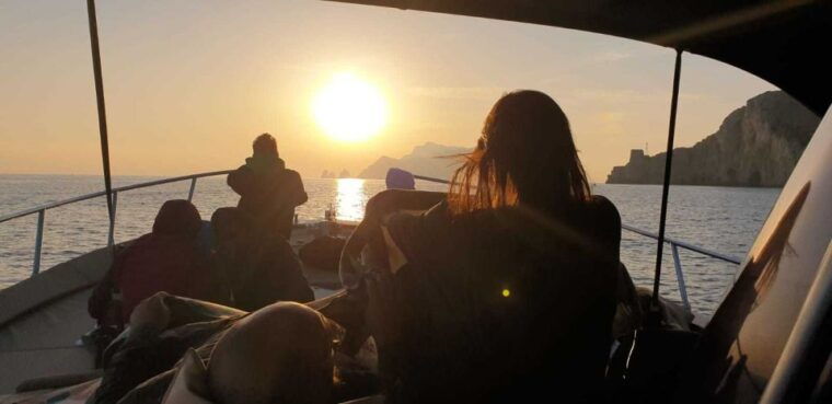 private-2-hour-boat-tour-along-the-sorrento-coast