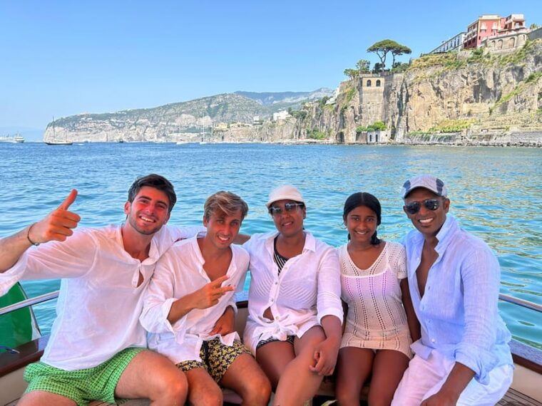 private-2-hour-boat-tour-along-the-sorrento-coast
