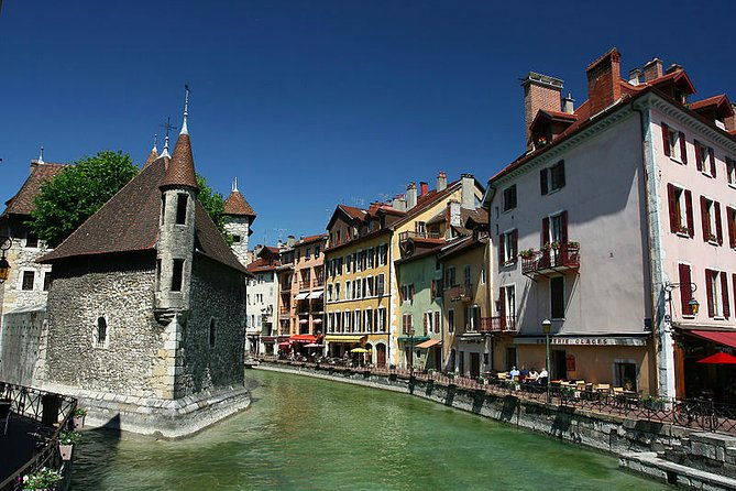 private-2-hour-walking-tour-of-annecy-with-official-tour-guide-2