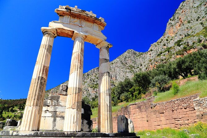 private-2days-trip-to-delphi-arachova-hosios-loukas-thermopylae-tour
