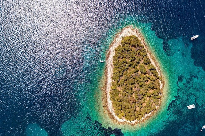 private-3-islands-tour-with-speed-boat-to-blue-lagoon-and-solta-from-split-or-trogir