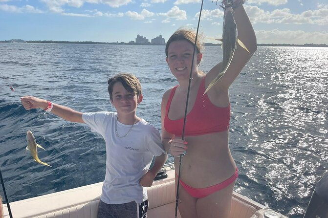 private-30-foot-adventure-to-rose-island-snorkel-swim-and-sip