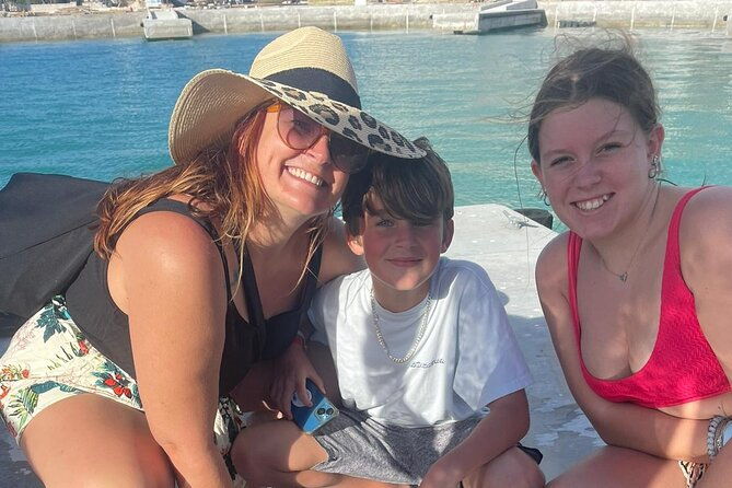 private-30-foot-adventure-to-rose-island-snorkel-swim-and-sip