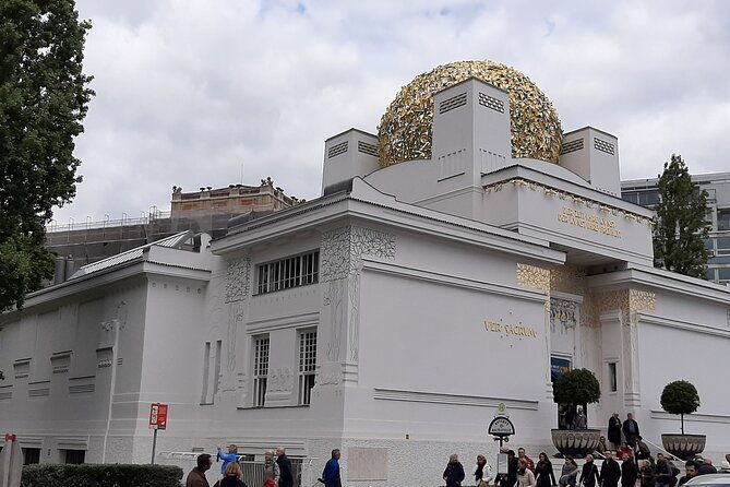 private-airport-and-city-transfer-in-panoramic-roof-station-wagon-2