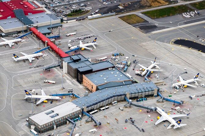 private-airport-transfer-from-keflavik-airport-to-hotels-in-reykjavik-area-2