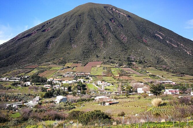 private-and-guided-tour-of-salina-discovering-the-green-island