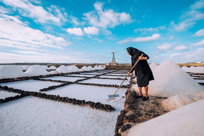 private-and-guided-tour-to-the-salinas-de-janubio-with-tasting