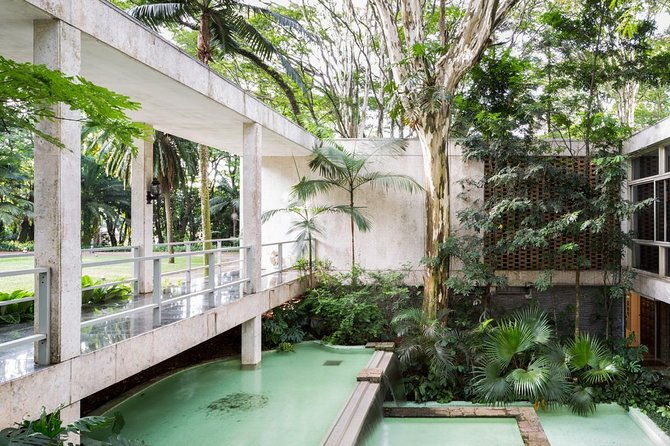 private-and-personalized-architecture-tour-experience
