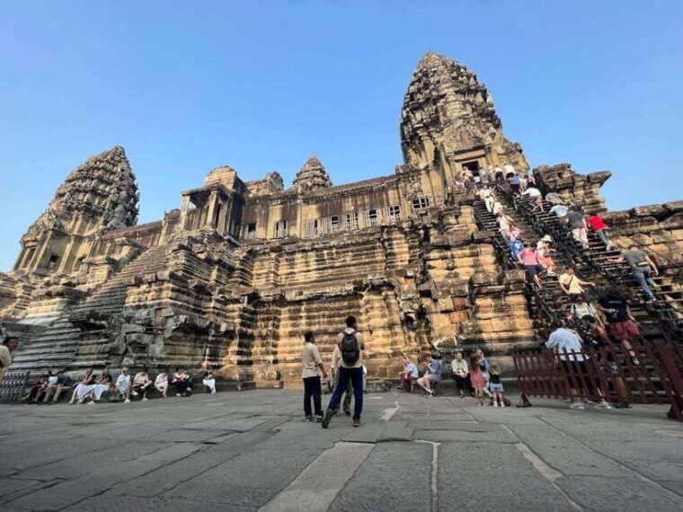 private-angkor-wat-sunrise-small-tour