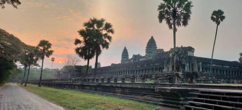 private-angkor-wat-sunrise-tours-and-sunset-floating-village