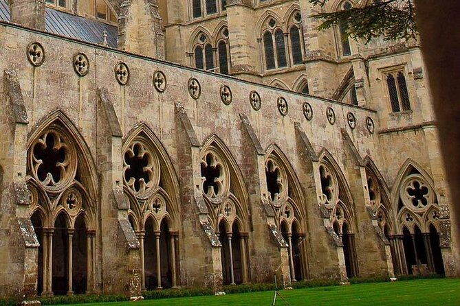 private-archaeologist-led-stonehenge-salisbury-and-avebury-tour