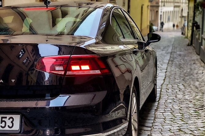 private-arrival-transfer-by-limousine-31pax