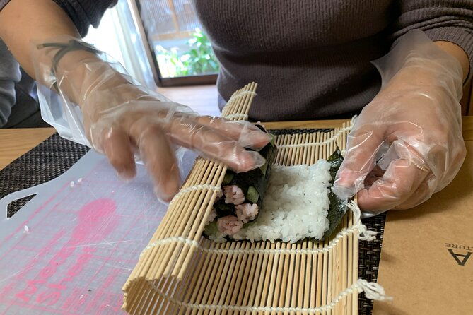 private-art-sushi-roll-class-in-kyoto