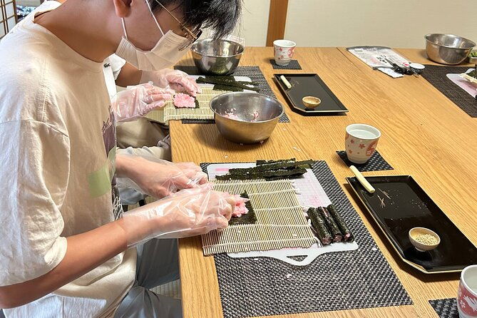 private-art-sushi-roll-class-in-kyoto