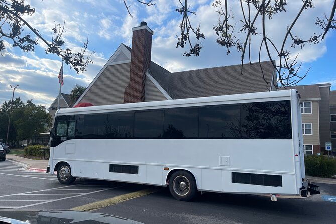 private-austin-bergstrom-airport-transfer-charter-bus-to-austin