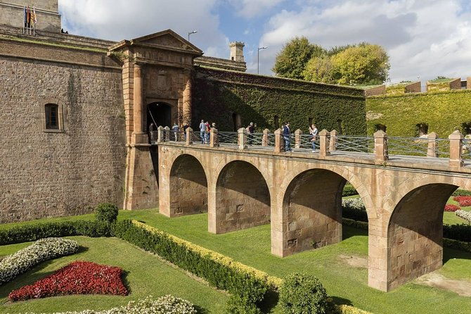 private-barcelona-best-views-old-town-montjuic-castlemagic-fountain-show-tour