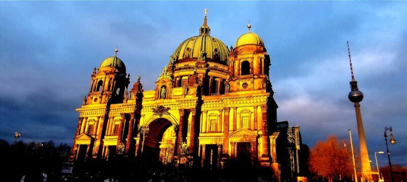 Private Berlin by Evening/Night Minivan, Driver aand Guide - FAQ