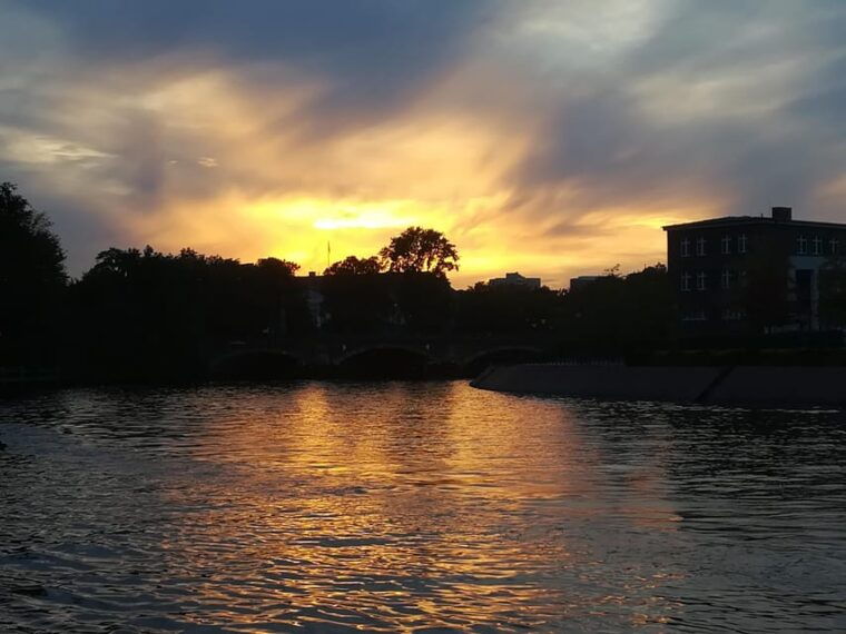 private-berlin-by-night-minivan-with-highlights