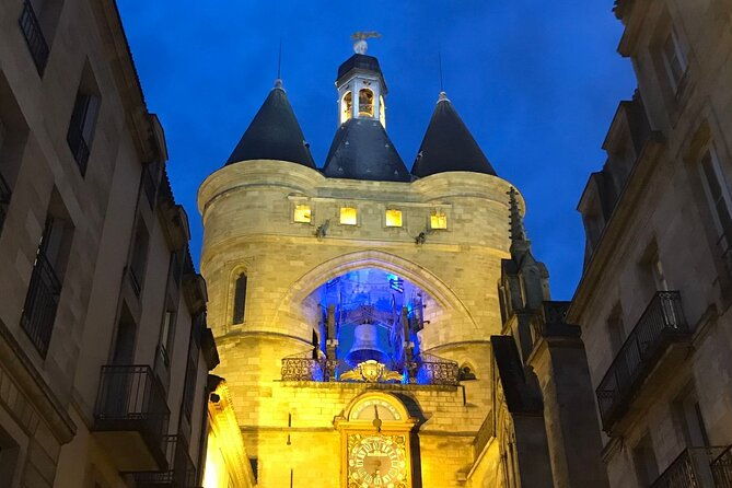 private-best-of-bordeaux-walking-tour-glass-of-bordeaux-wine