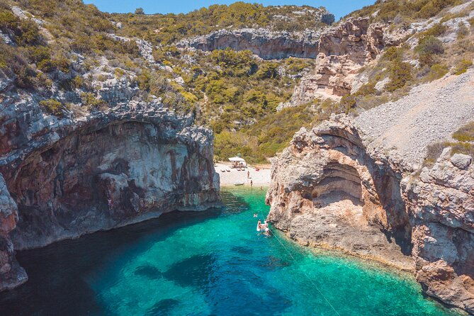 private-blue-cave-and-5-island-tour