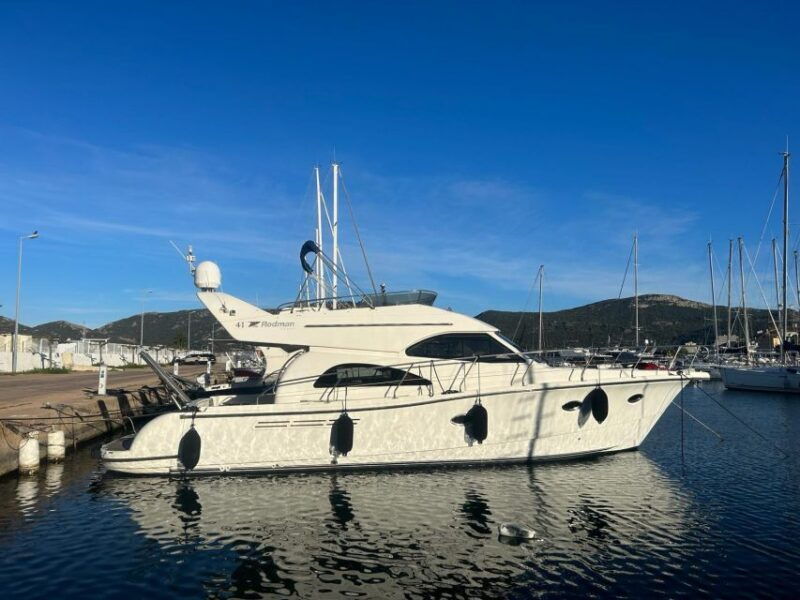 private-boat-coastline-day-trip