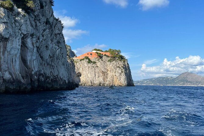 private-boat-experience-admire-the-capri-coast-2-hours