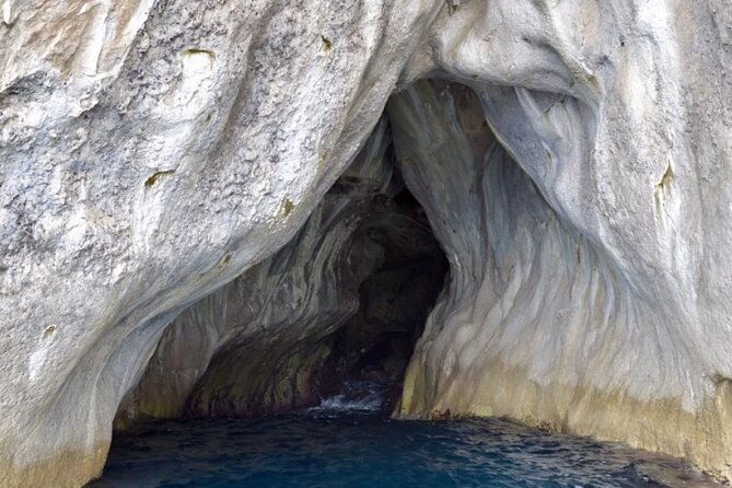 private-boat-experience-experience-the-sea-of-capri-at-its-best-4-hours