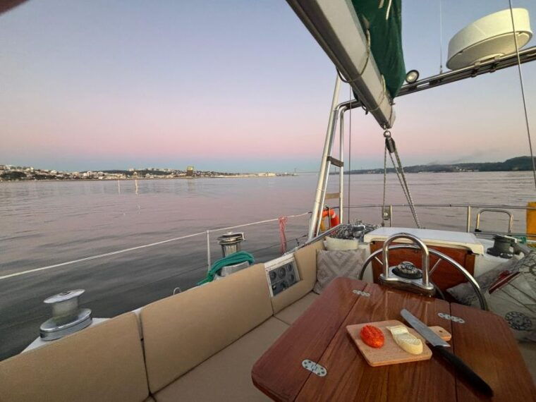 private-boat-night-tour-lisbon