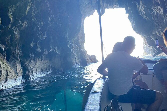 private-boat-tour-1h-ortigia-and-caves-with-tales-2