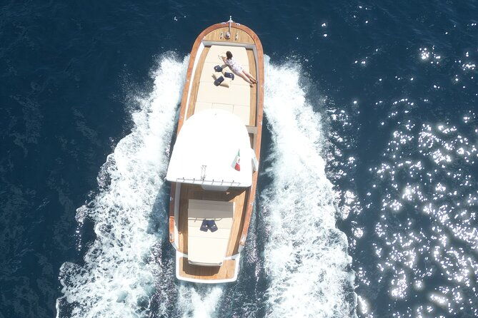 private-boat-tour-along-the-amalfi-coast