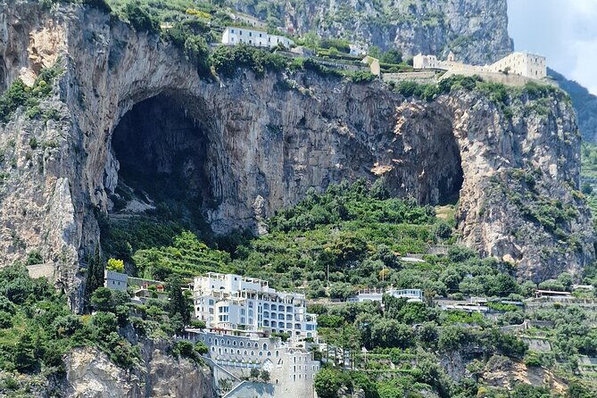 private-boat-tour-along-the-amalfi-coast-from-positano
