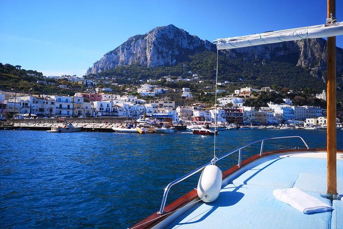private-boat-tour-around-capri-with-classy-gozzo