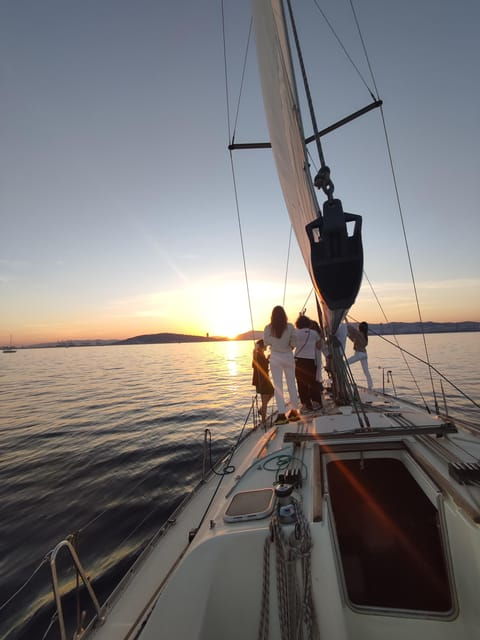 private-boat-tour-barcelona-badalona-drinks-and-snacks