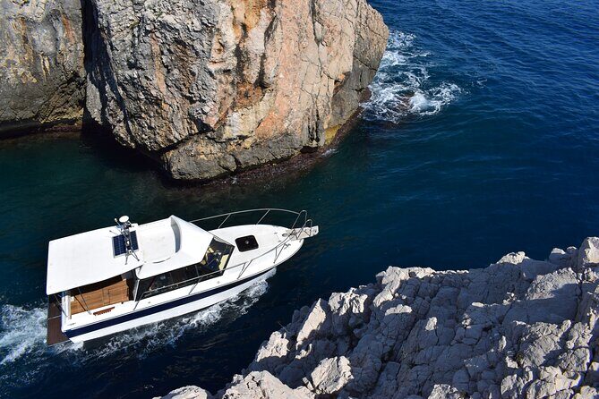Private boat tour - caves, snorkeling, bays and beaches - Key Points