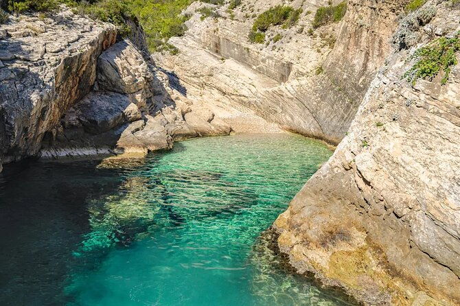 private-boat-tour-from-hvar-blue-and-green-cave-vis-and-the-pakleni-islands