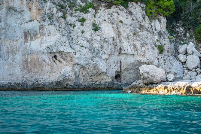 private-boat-tour-of-capri-from-positano-on-sorrentine-gozzo
