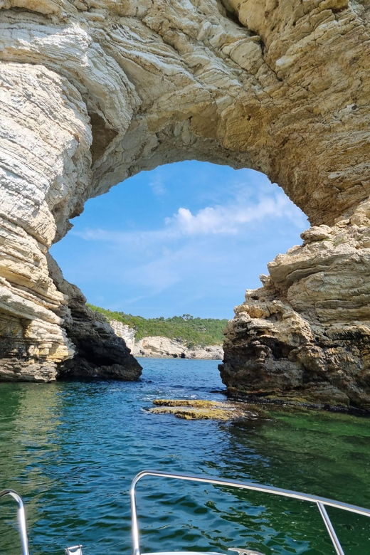 private-boat-tour-of-the-coast-with-swimming-stop