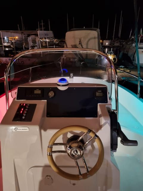 private-boat-tour-of-the-coast-with-swimming-stop