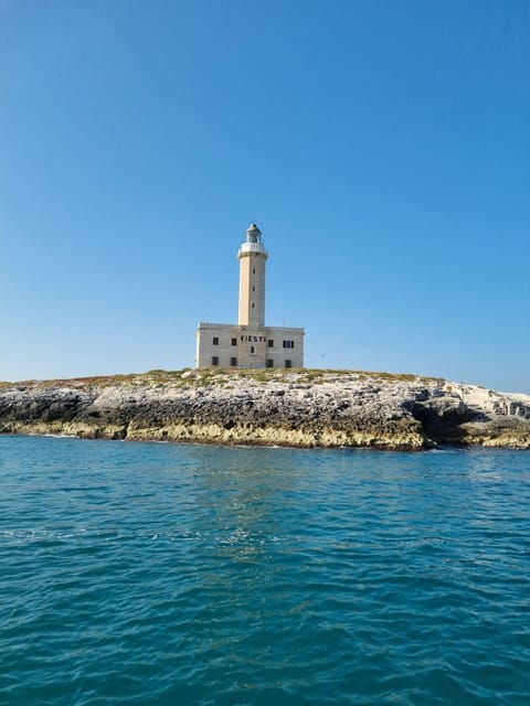 private-boat-tour-of-the-coast-with-swimming-stop