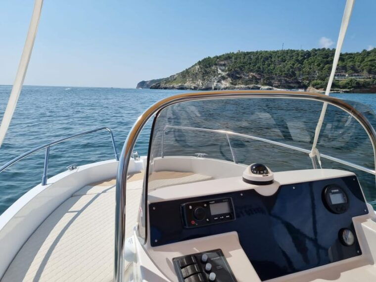 private-boat-tour-of-the-coast-with-swimming-stop