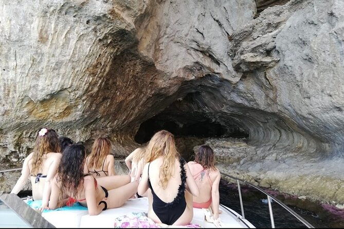 private-boat-tour-of-the-island-of-capri-caves-faraglioni