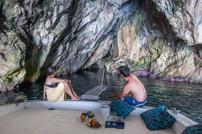 private-boat-tour-of-the-island-of-capri-caves-faraglioni
